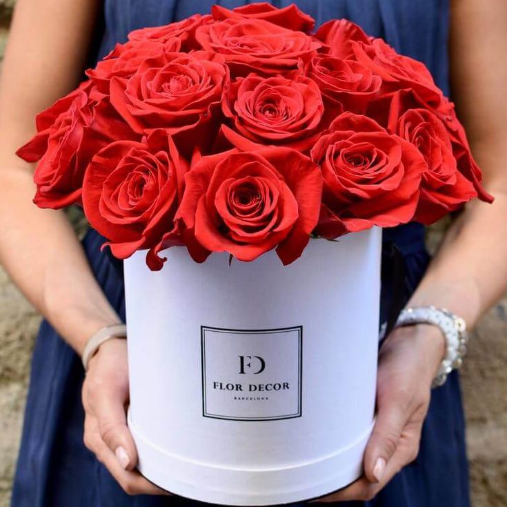 Шляпная коробка из роз от 9 360 руб.